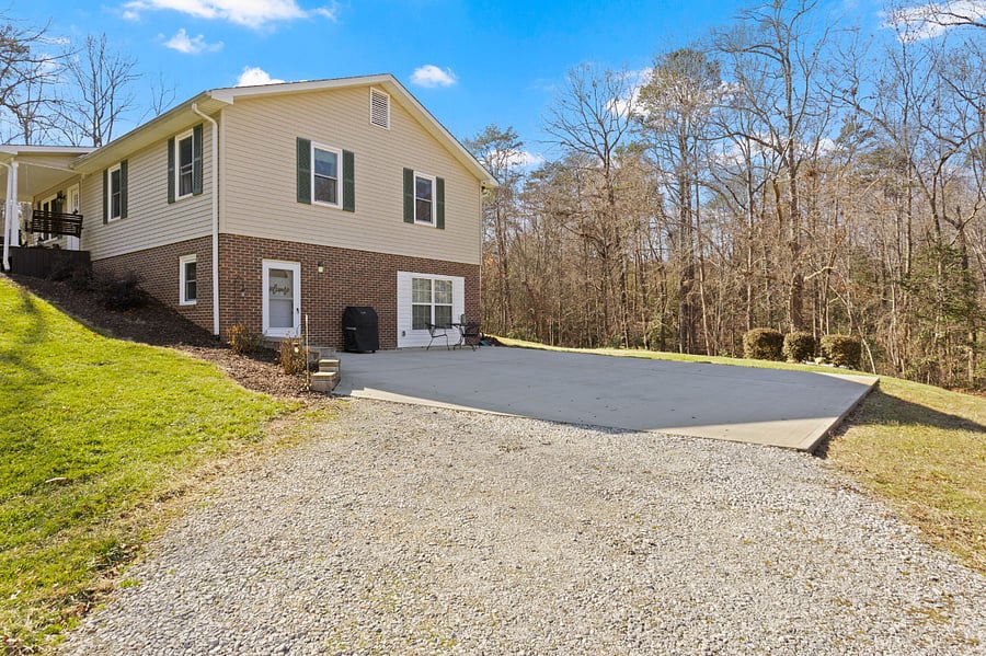 Private drive and parking for apartment