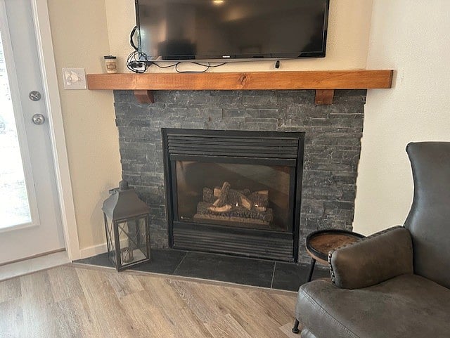 Thermostat controlled gas fireplace