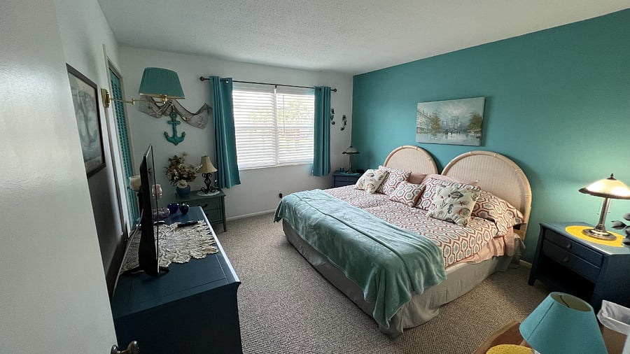 Second bedroom w plenty of storage, TV