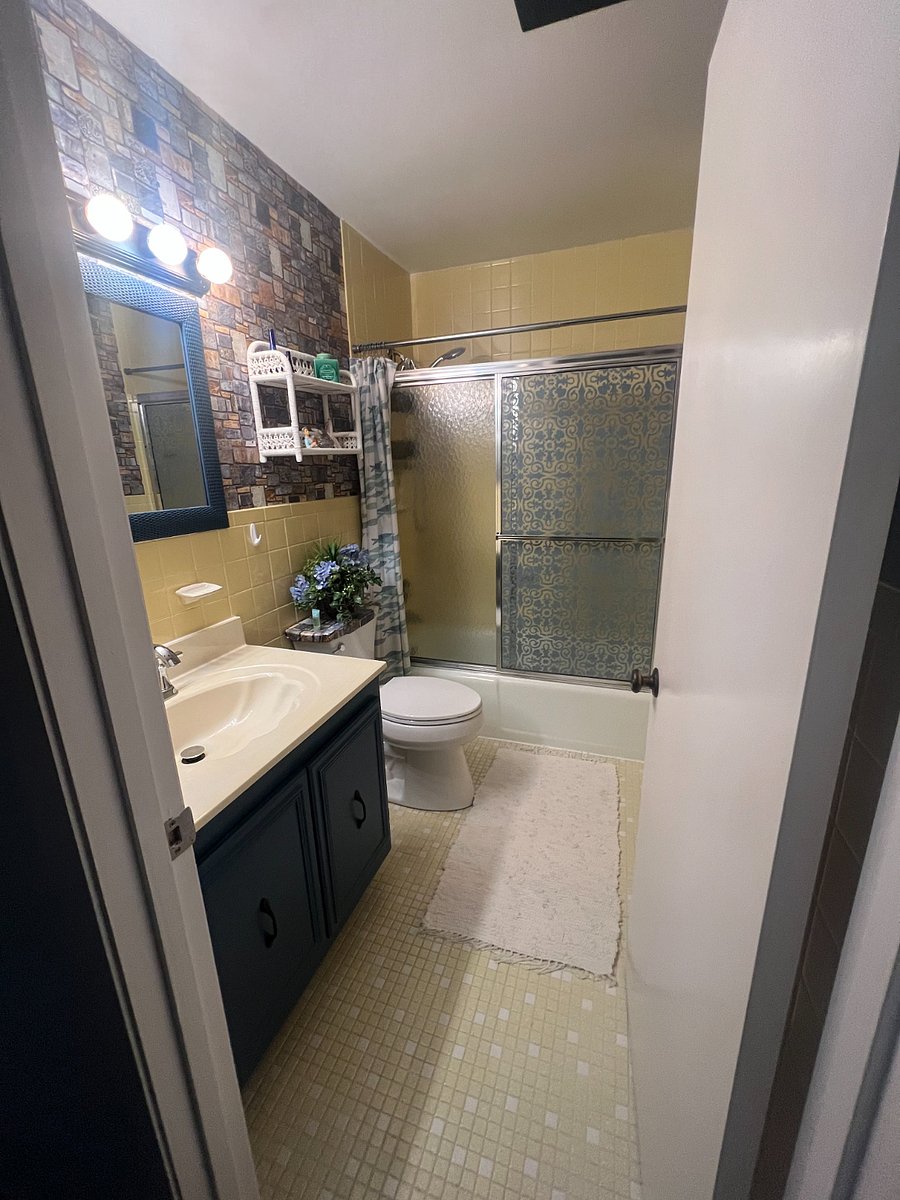 Upstairs bath with shower, handheld shower & tub