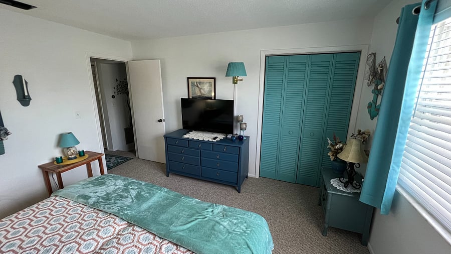Second bedroom w plenty of storage, TV