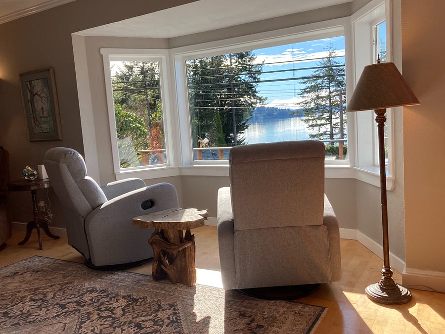 Swivel recliner rockers-bay window