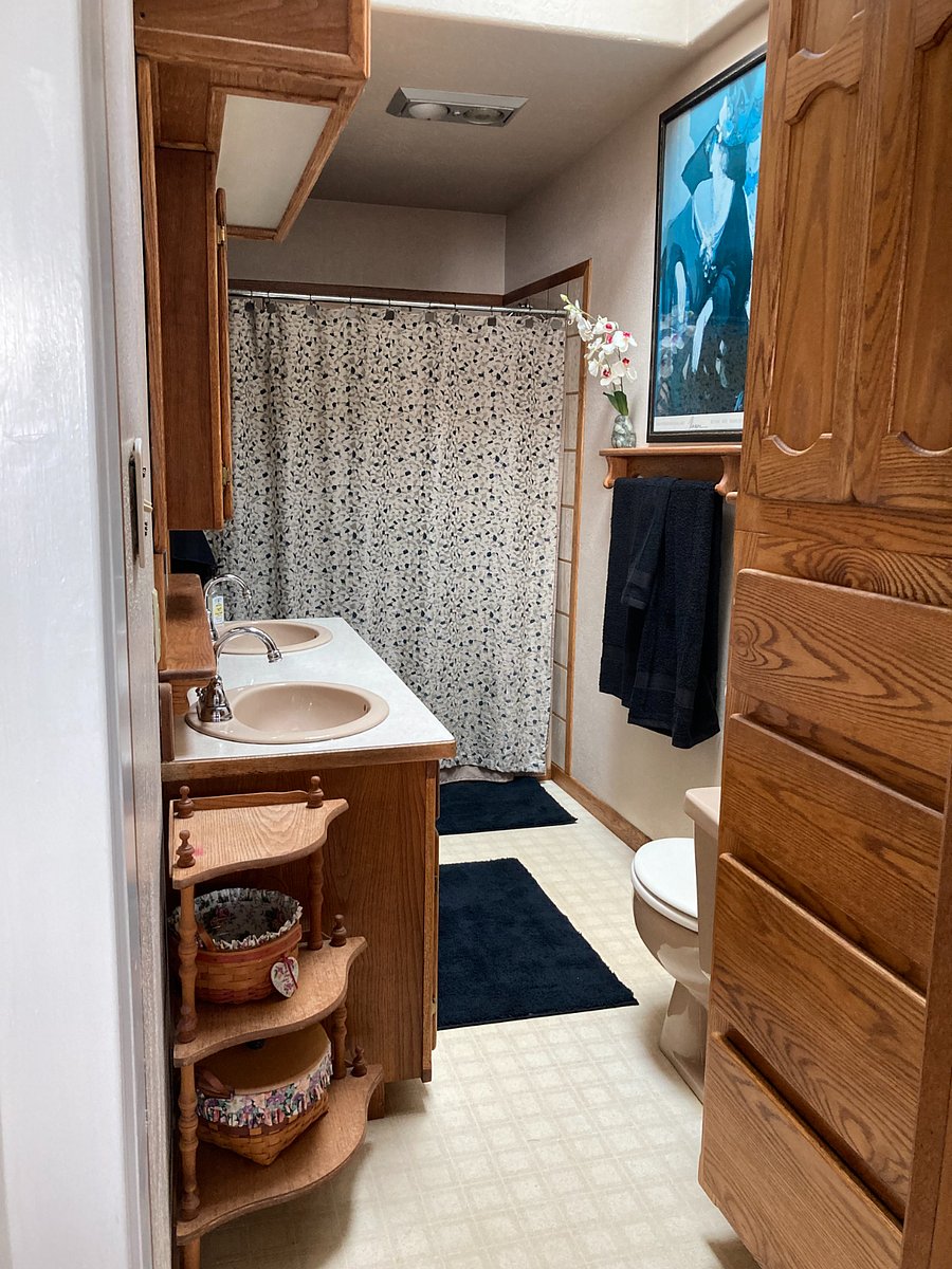 Guest bathroom-full bath-next to main house bedroom
