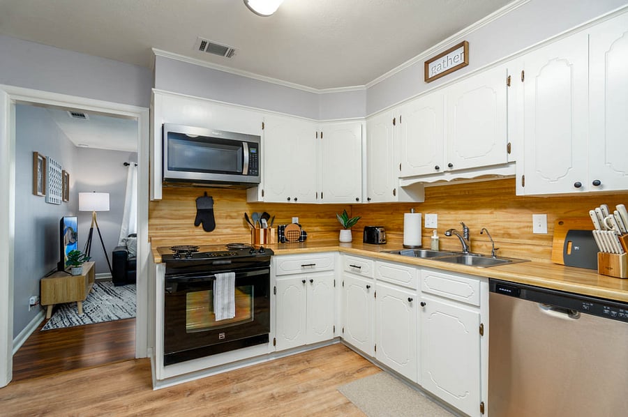Fully equipped kitchen.