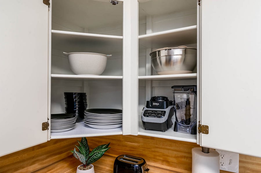 Kitchen utensils: blender, plates and essentials.
