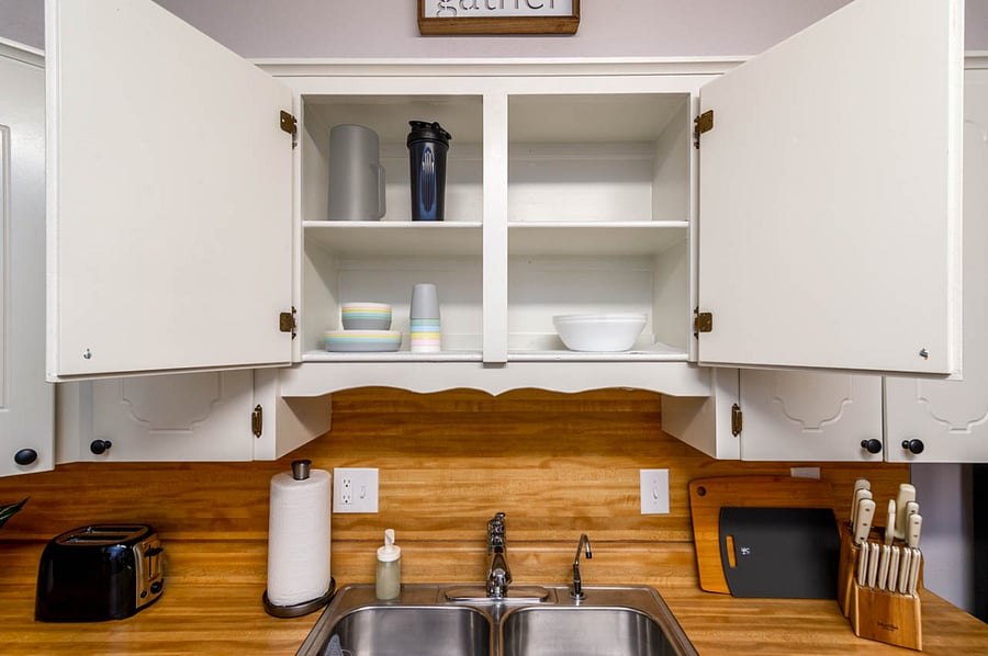 Kitchen utensils: Bowls, plates and glasses.