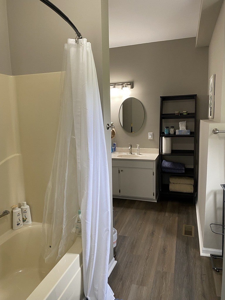 bathtub and double sinks in the bathroom