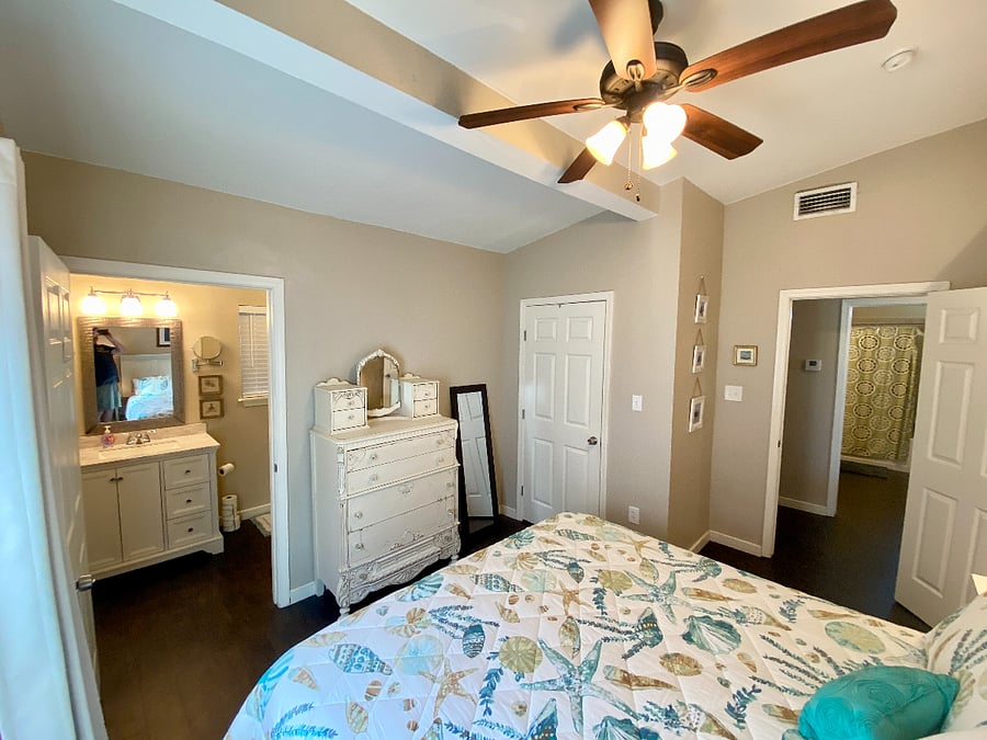 Master bedroom/en-suite bathroom