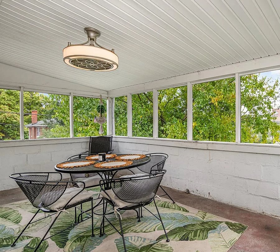 Screened in porch, with the following: smart tv, ceiling fan and light, table with chairs