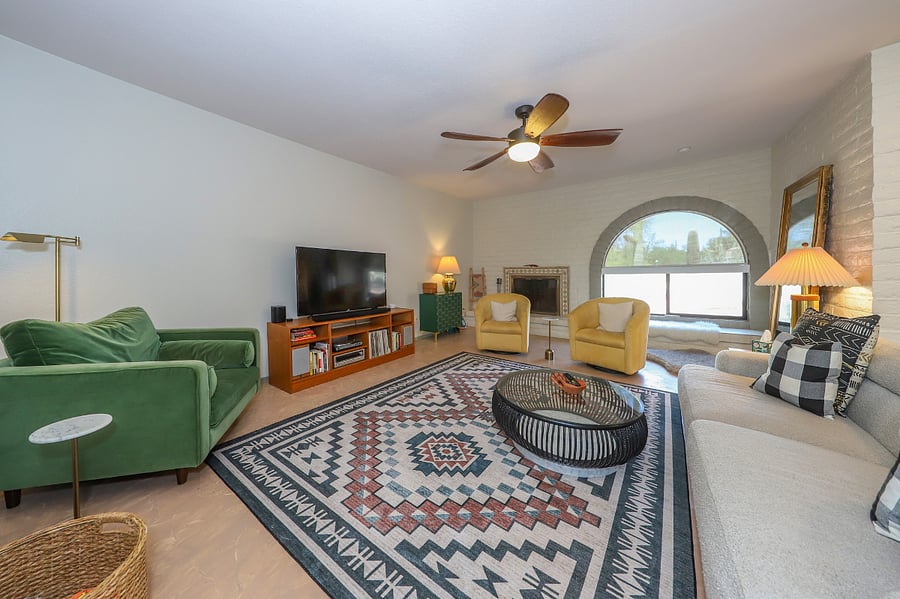 Large living room areaFr