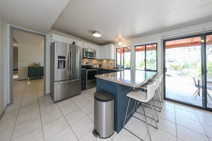 Kitchen and breakfast bar