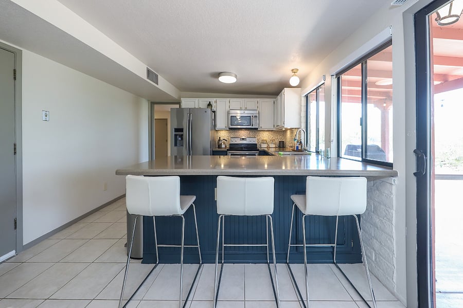 Breakfast bar with seating for 3