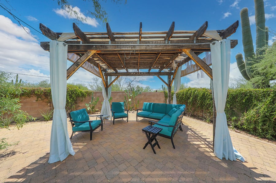 Pergola & lounge seating area