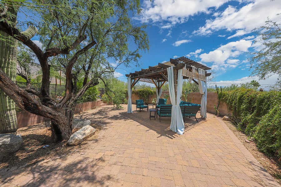 Pergola & lounge seating area - great place to take an afternoon siesta