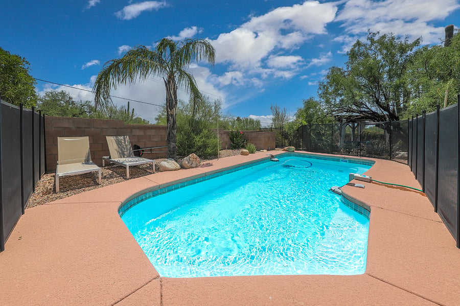 Pool area & loungers