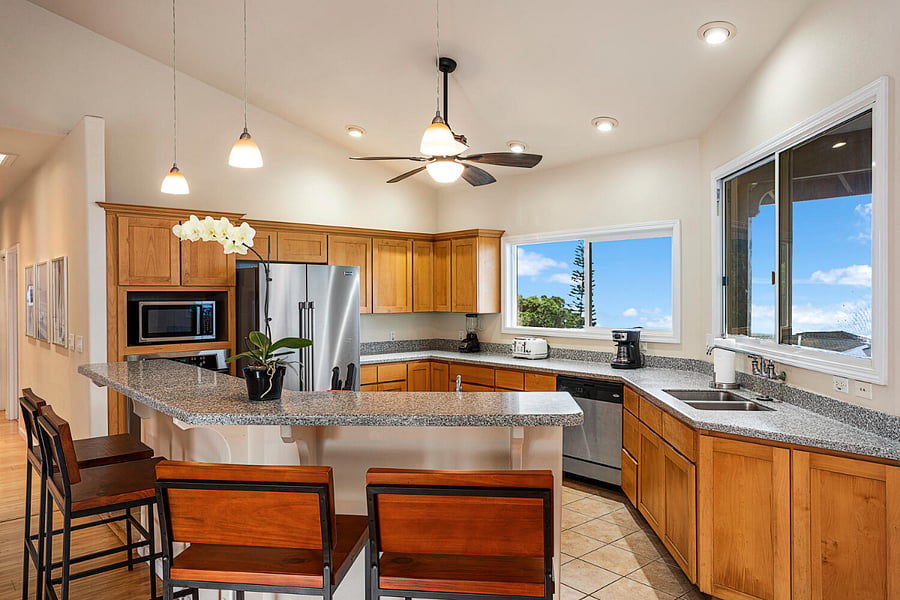 Open Kitchen with island (4 barstools)