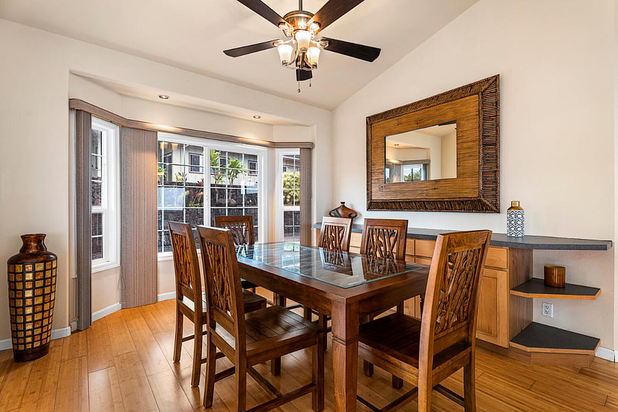 Dining for 6 open to Kitchen