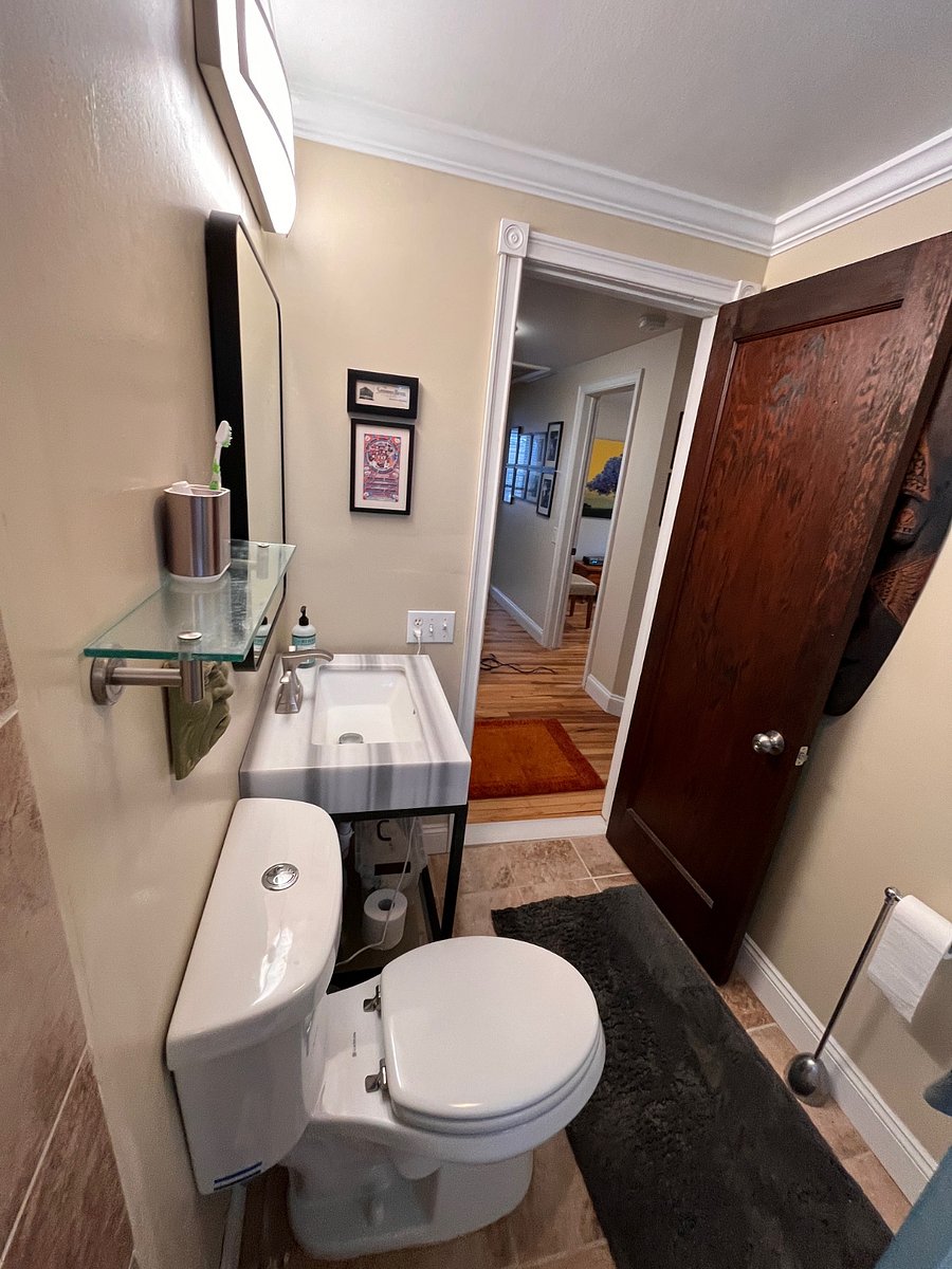 The full bathroom upstairs next to the bedroom.