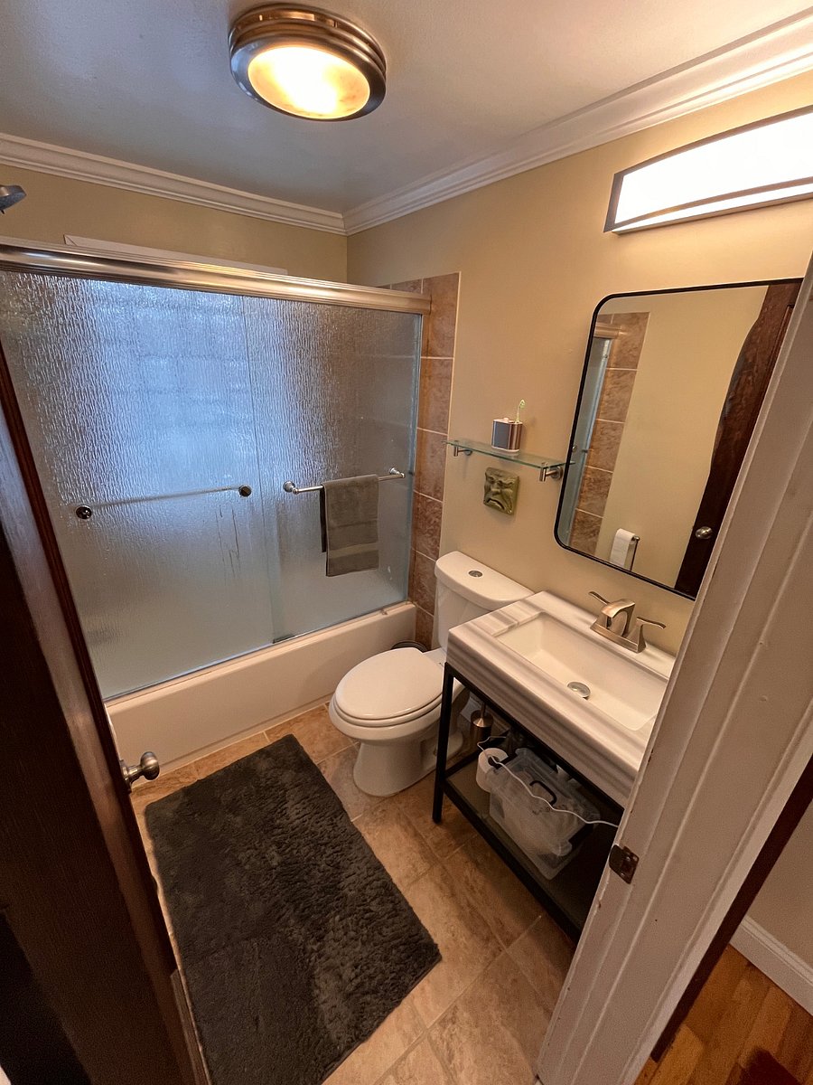 The full bathroom upstairs next to the bedroom.