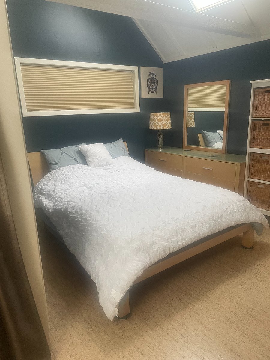 Bedroom with queen-size bed, dresser