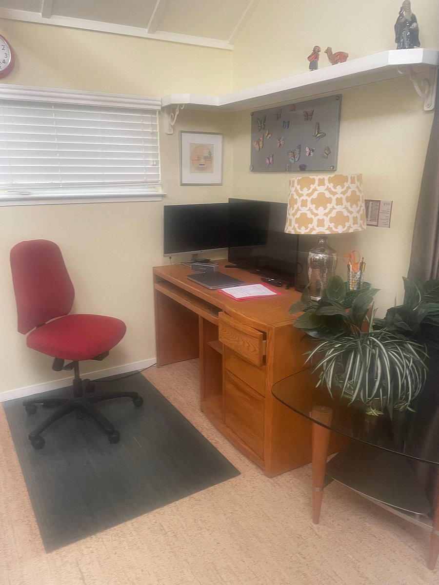 Large work desk equipped with a Samsung smart 32" TV and wi-fi