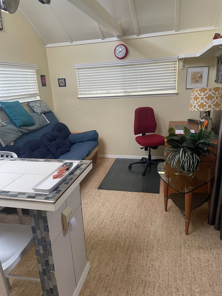 Living room with desk and Smart Samsung TV.