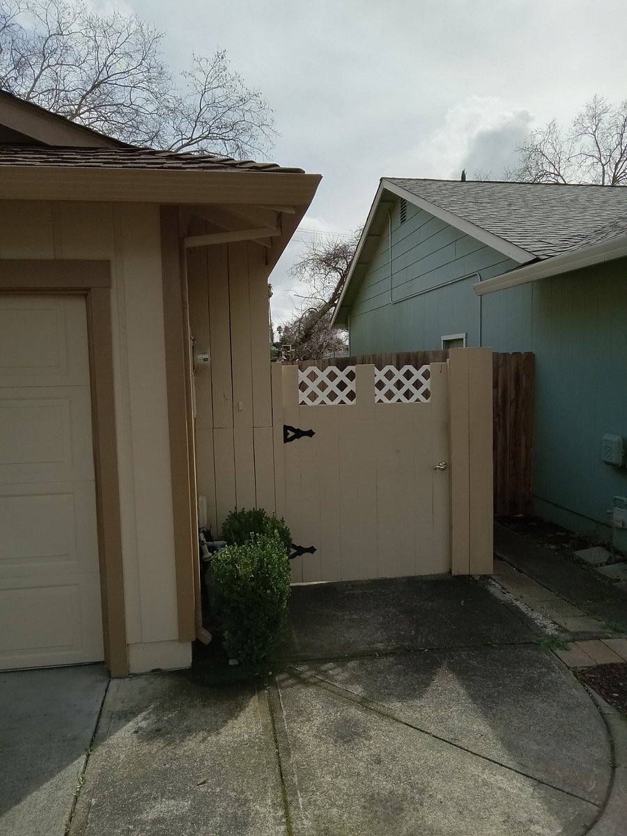 Lockable entry gate
