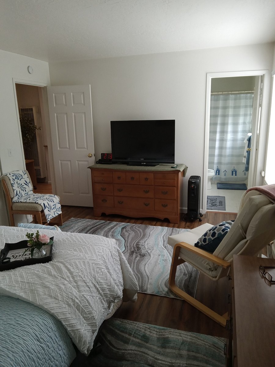 42" Toshiba smart Tv w/cable and Roku