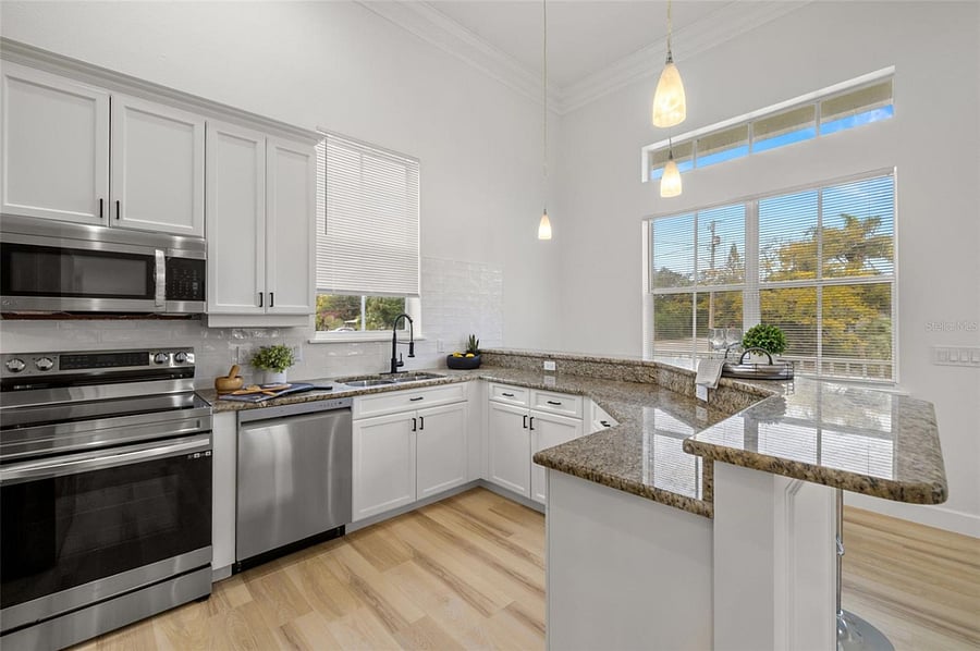 Fully equipped kitchen has all the essentials.
