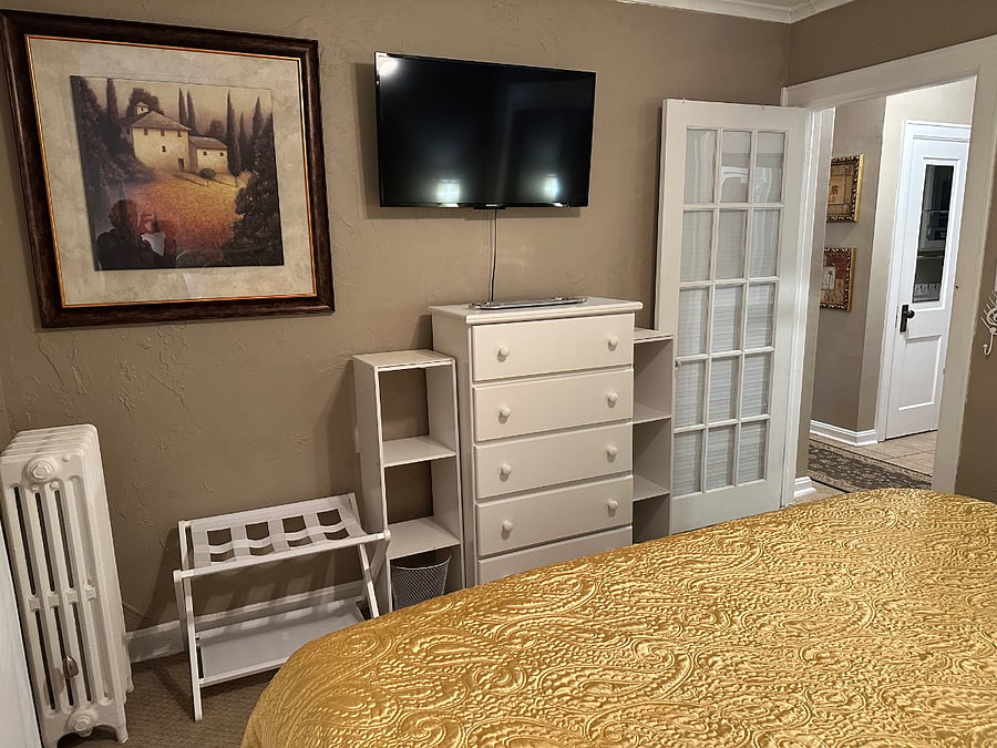 Master amenities include 43 smart tv and high speed internet.