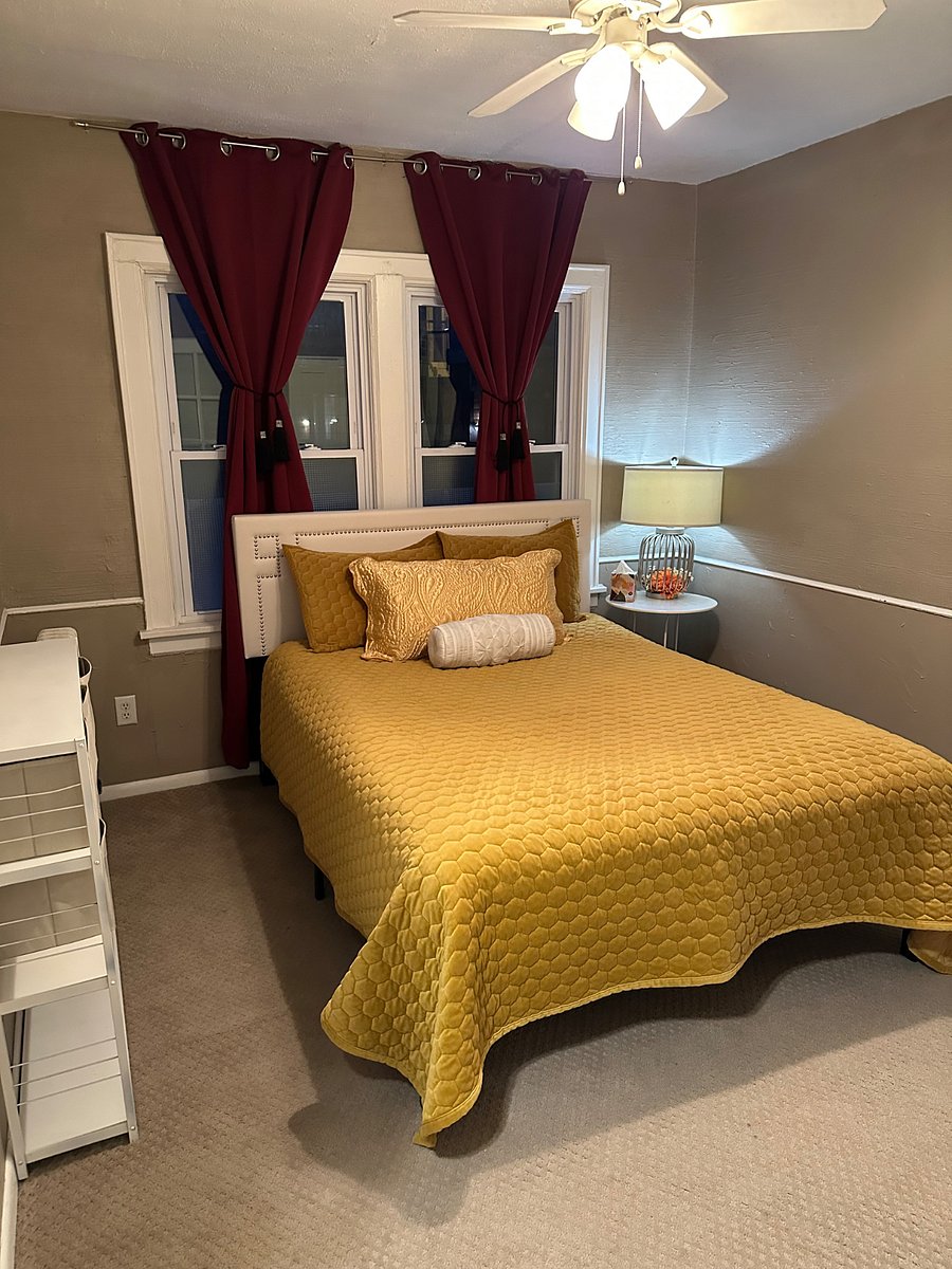 Second bedroom.