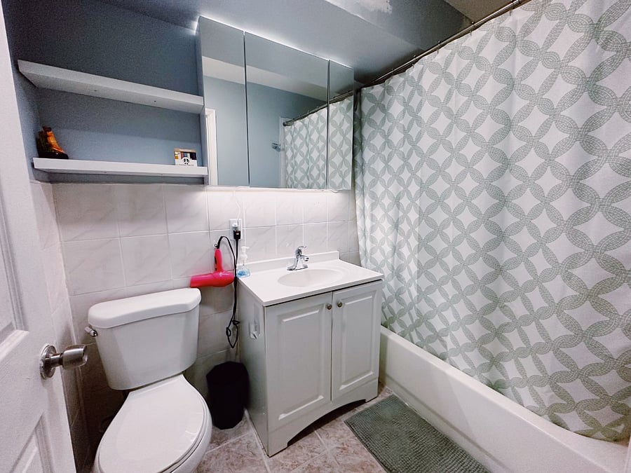 Bathroom with tub. hairdryer included