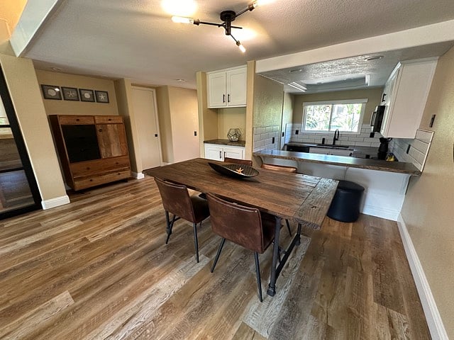 Looking back toward the kitchen. Additional storage in hutch.