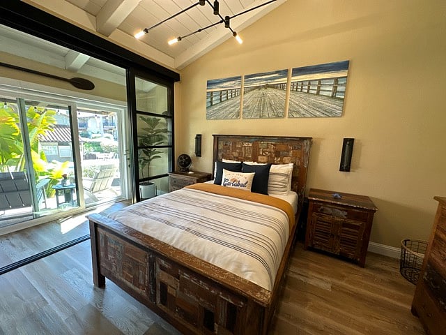 Reclaimed teak bedroom furniture with 2 large nightstands and 9-drawer dresser. Views of the pool and jacuzzi from your bed.