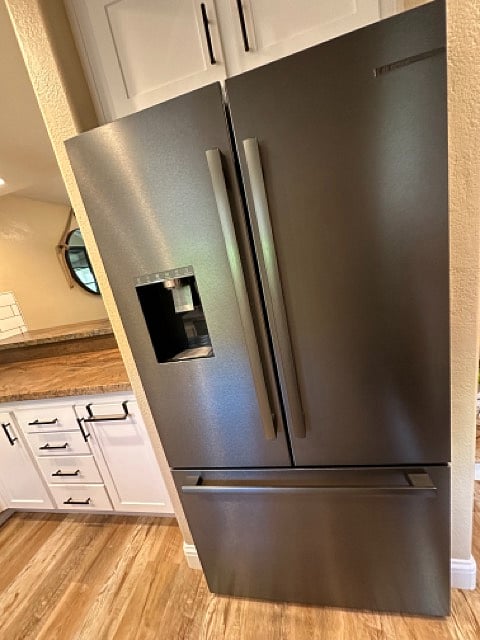 Full sized Bosch refrigerator with ice-maker / filtered water.