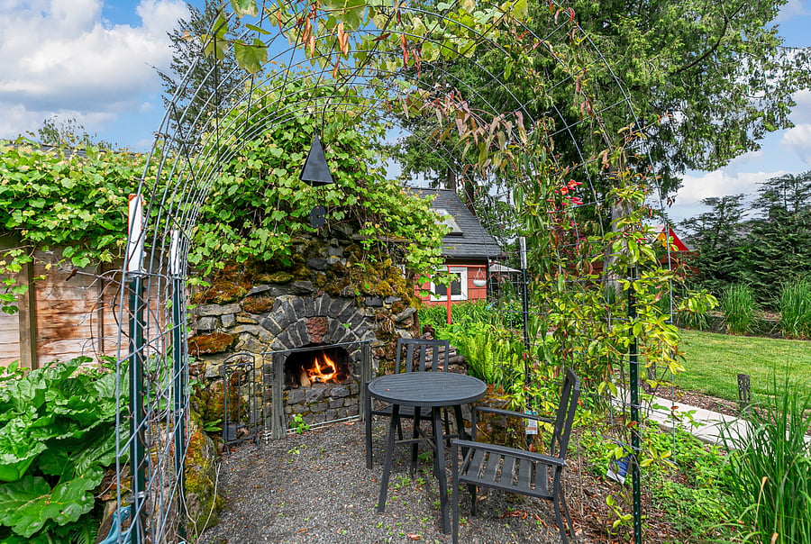 Outdoor fireplace