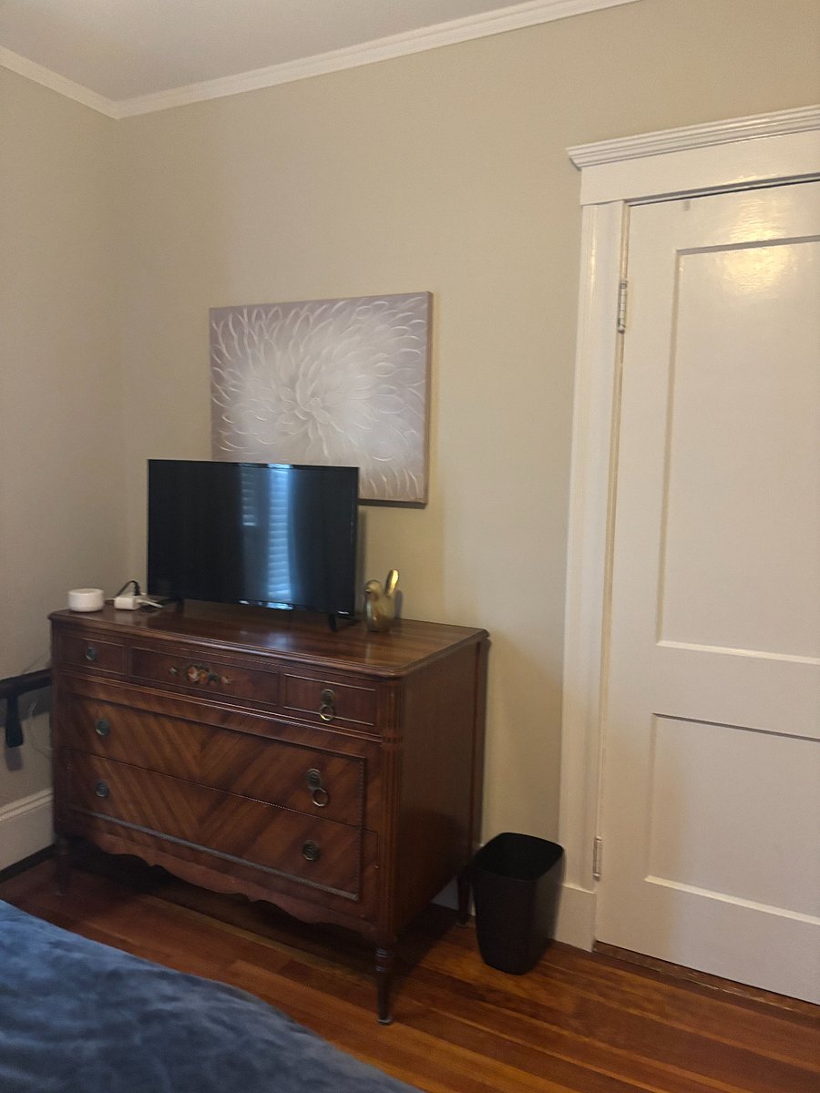 1st Bedroom Queen