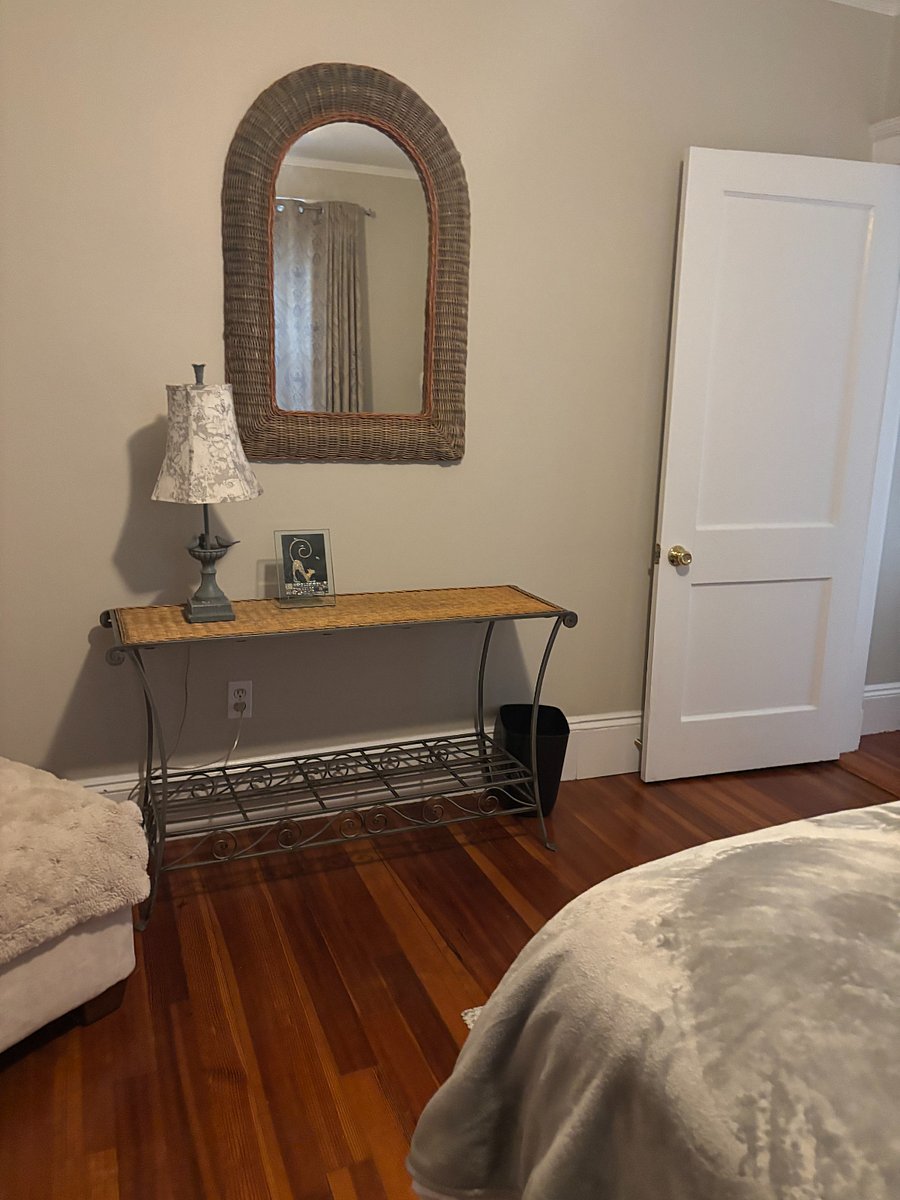 1st Bedroom Queen
