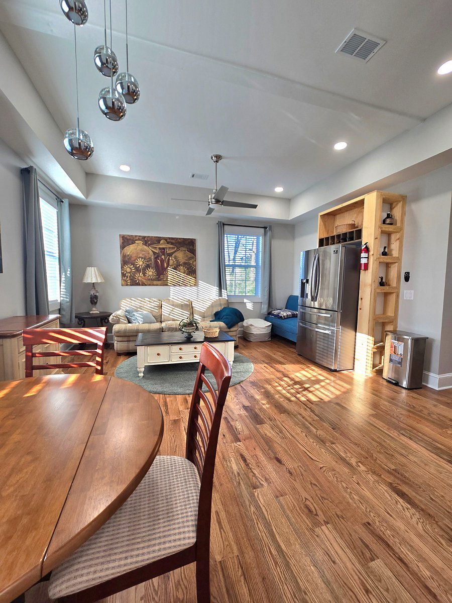 Separate apartment unit in the first floor with 2 bedrooms and 2 full baths. Full kitchen, dining area and living room.
