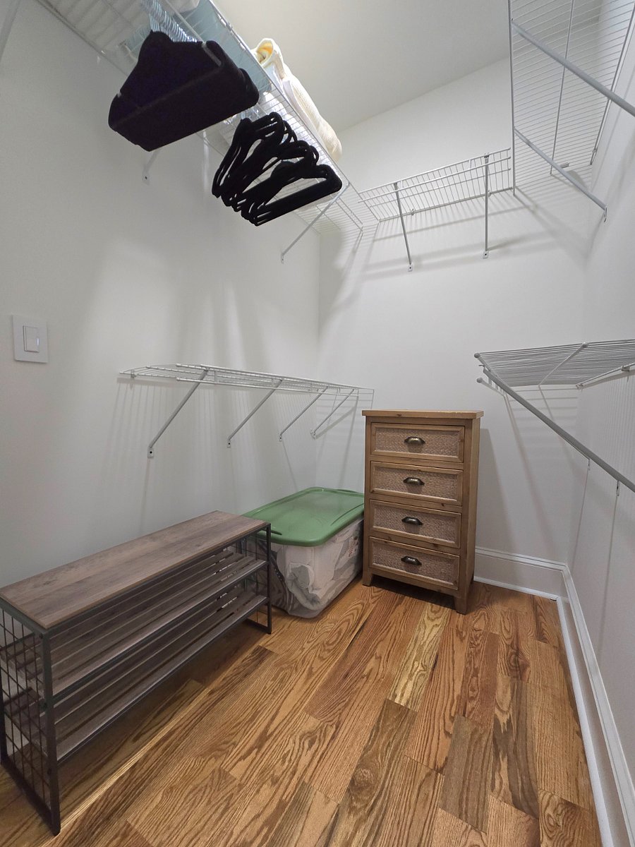 master bedroom walking closet