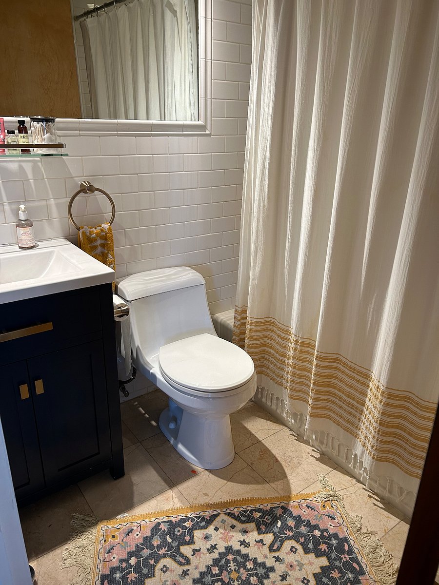 2d Floor Full Bathroom