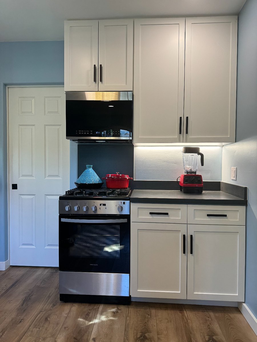 Full kitcen with four over, four burner gas stovetop