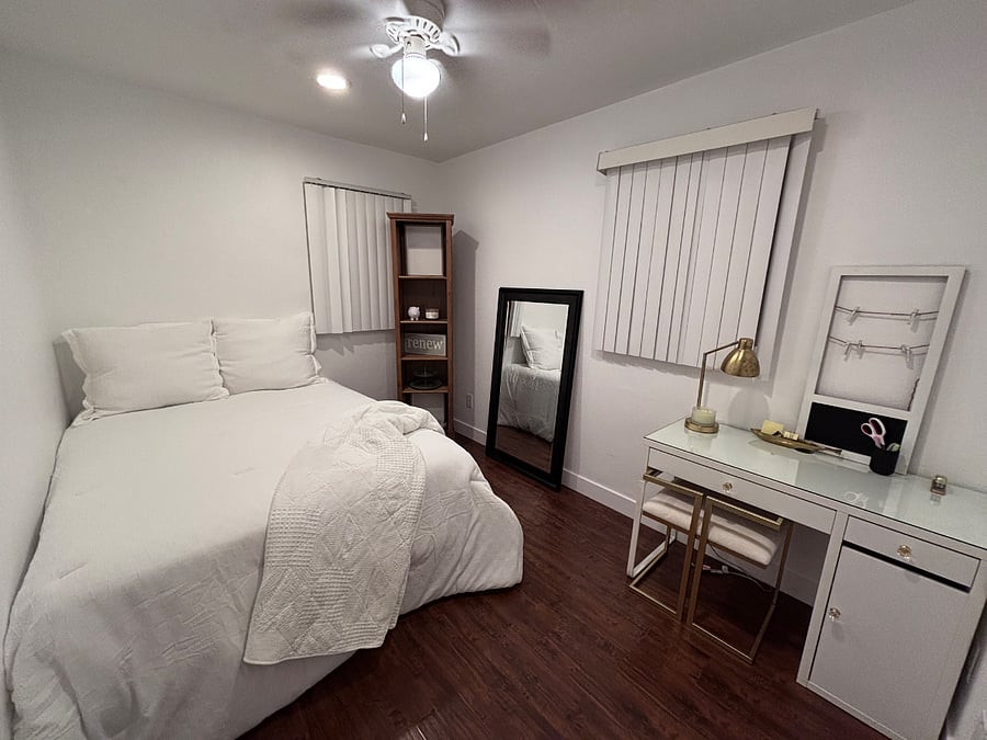 Second bedroom w/office space - brand new mattress and bedding