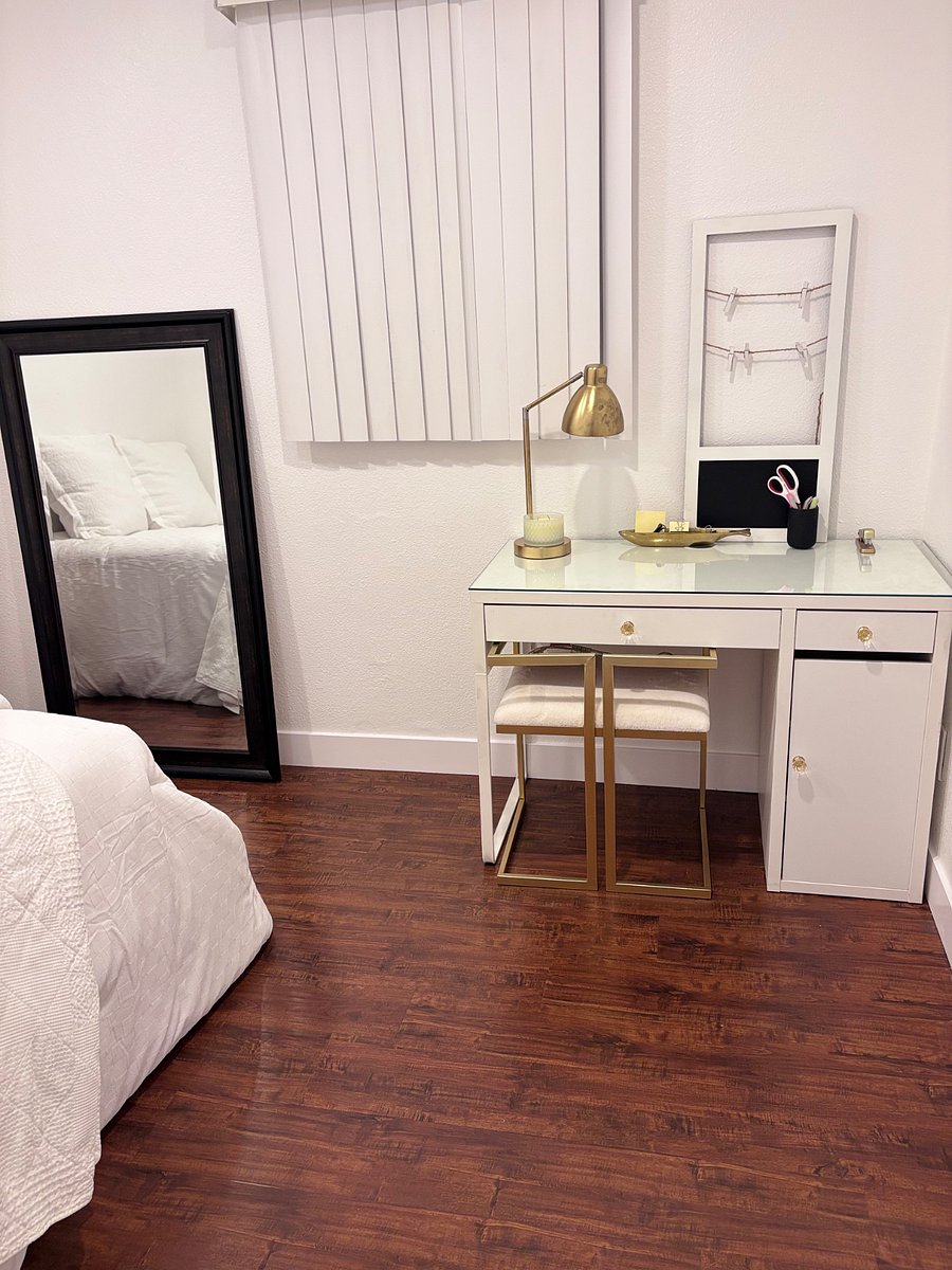 2nd bedroom desk area