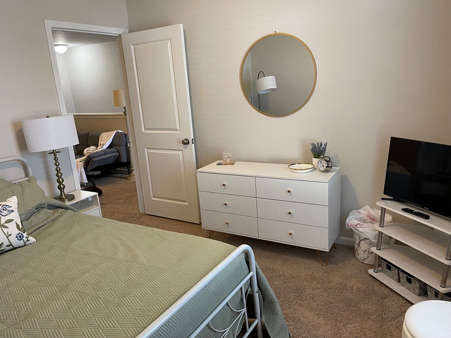 2nd queen size bed bedroom w linens and smart tv