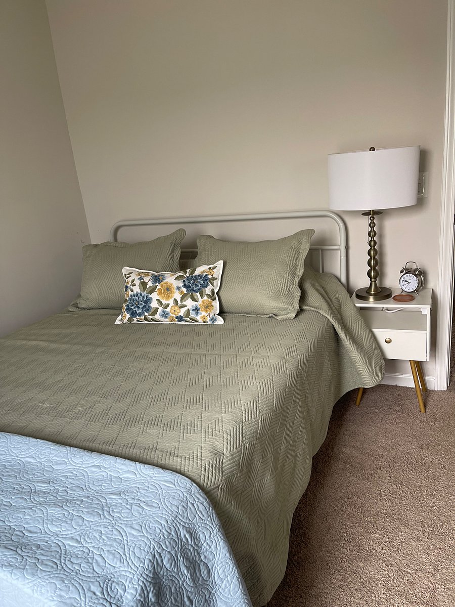 Bright room w walk in closet but also black out curtains
