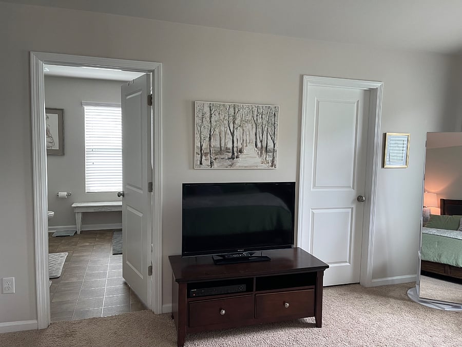 Master w en-suite and walk in closet