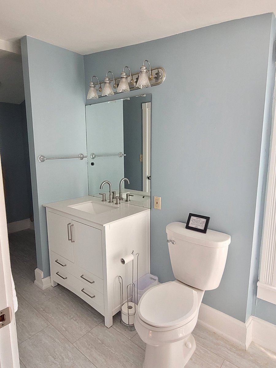 Full bathroom w/ stand-up shower