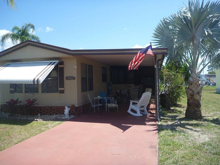 10821 Wales Loop - Car port, lanai, large lot, air conditioning, ceiling fans, all amenities