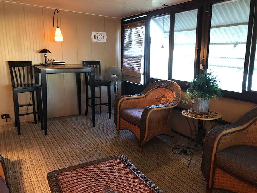 Furnished lanai, cool breezes, lots of lighting